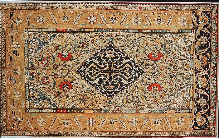 یک فرش ایرانی متعلق به قرن ۱۶-۱۷ متعلق به موزه متروپولیتن با ابریشم و نخ&zwnj;های پیچیده شده با فلز.